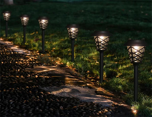 Prepara tu jardín para instalar luces solares con las herramientas de BLACK+DECKER.